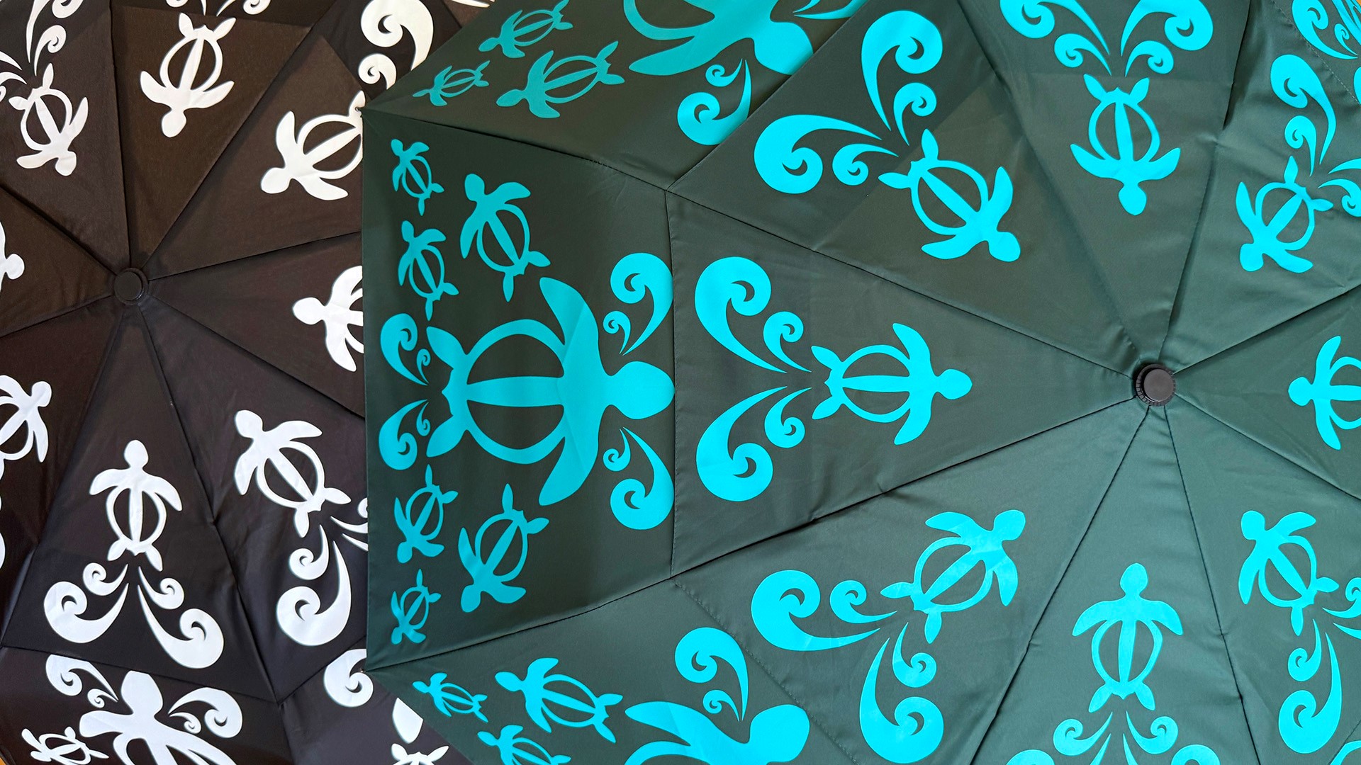 Showcase Hawaii:  Petroglyph Honu Hawaiian Quilt Print Umbrella